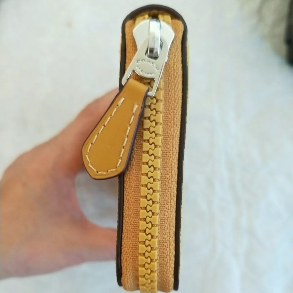 Authentic Coach Coated leather accordion wallet🌼 - Picture 6 of 6